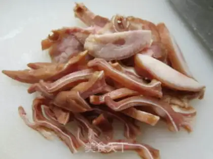 Make Onion fried pig ears step 1