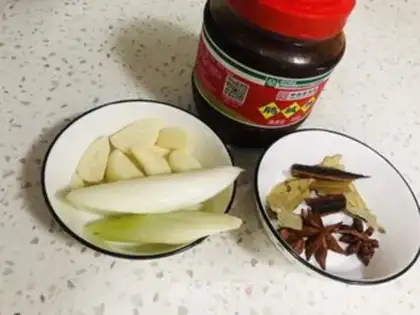 Make Slow-cooked pig hoof potatoes step 0