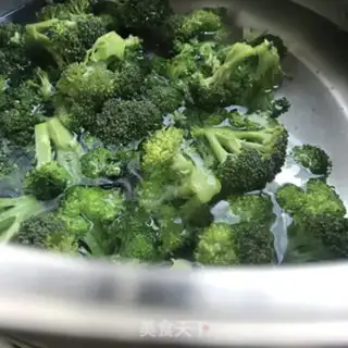 Make Tea and oil and broccoli step 1