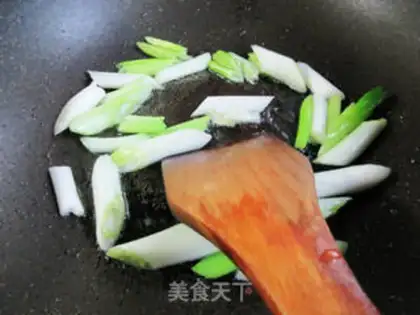 Make Onion fried pig ears step 2