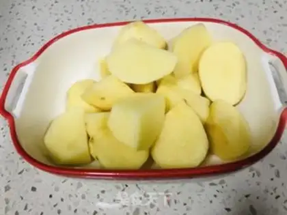 Make Slow-cooked pig hoof potatoes step 1