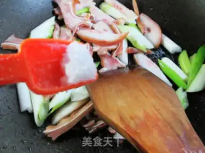 Make Onion fried pig ears step 4