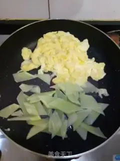 Make Fried eggs step 4