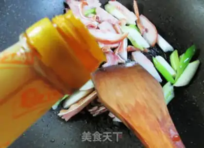 Make Onion fried pig ears step 5