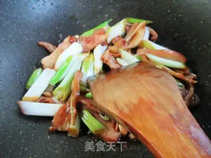 Make Onion fried pig ears step 6