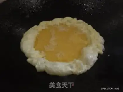 Make Tomato fried eggs step 2