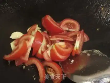 Make Tomato fried eggs step 4