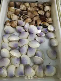 Make Yellow clam and melon soup step 1