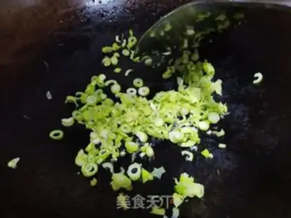 Make Scrambled eggs step 1