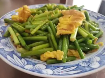Make Garlic fried duck eggs step 6