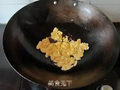 Make Golden fungus fried eggs step 1