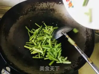 Make Garlic past oil step 0