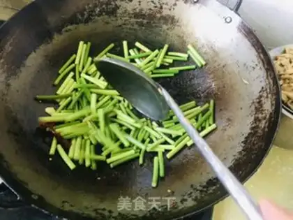 Make Garlic past oil step 1