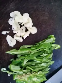 Make Pyramid fried fish step 1