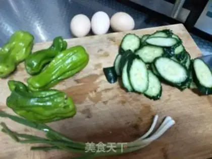 Make cucumber pepper fried eggs step 0