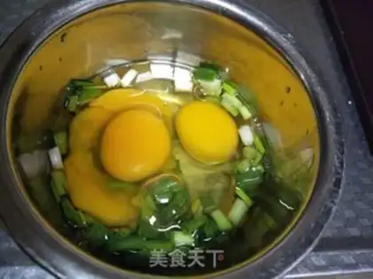 Make cucumber pepper fried eggs step 1
