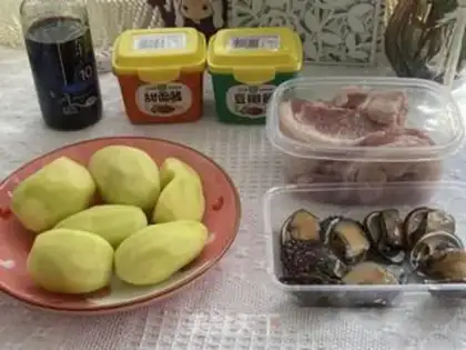Make The little abalone roasted potatoes step 0