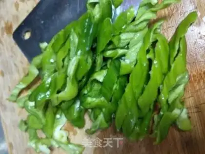 Make cucumber pepper fried eggs step 2