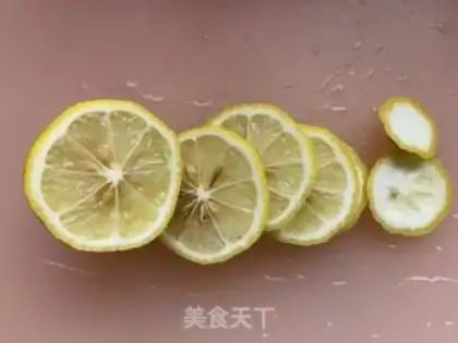 Make Bronze lemon honey water step 1