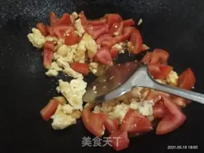 Make Tomato fried eggs step 4