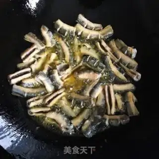 Make Scrambled mackerel step 1