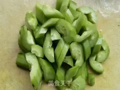 Make Eggs and cucumbers step 1