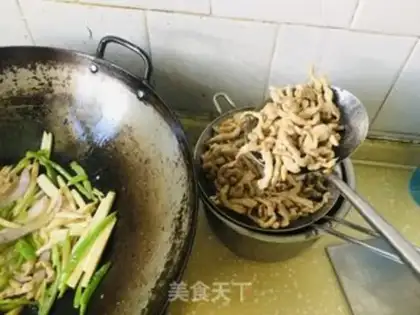 Make The apricot mushrooms used to fry oil step 3