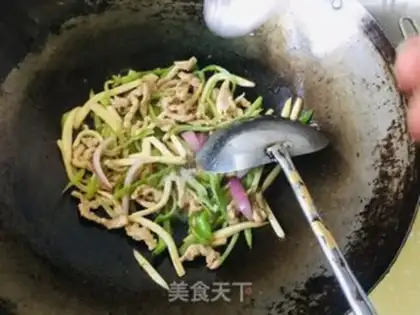 Make The apricot mushrooms used to fry oil step 4
