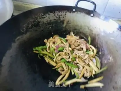 Make The apricot mushrooms used to fry oil step 6