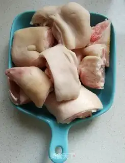 Make Red burning pig hoof step 0