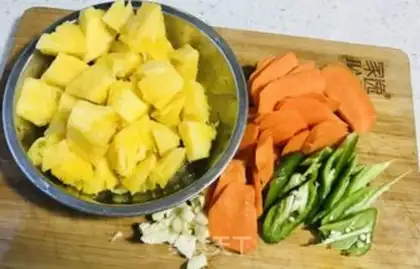 Make Pineapple fried meat step 2