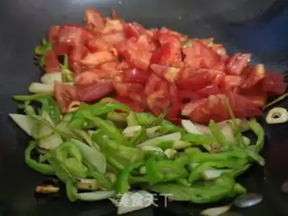 Make Tomato fried eggs step 1