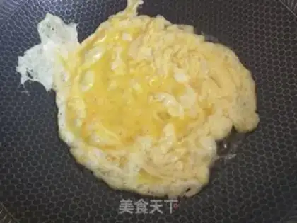 Make cucumber spinach fried eggs step 1