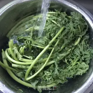 Make Garlic oil and acne step 0