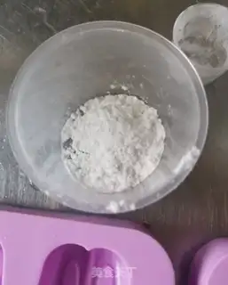 Make Homemade salt popsicle ice step 1