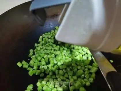 Make Four seasons of bean fried meat step 1