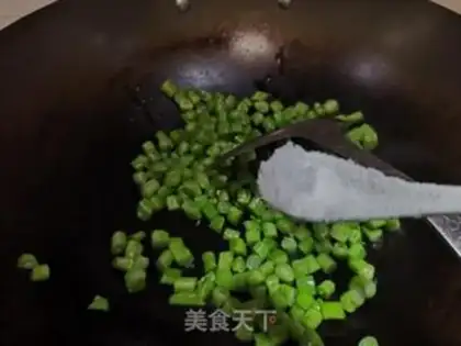 Make Four seasons of bean fried meat step 2