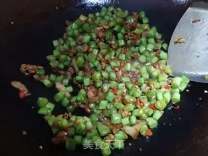 Make Four seasons of bean fried meat step 7