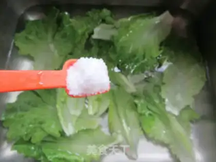 Make The raw chicken chest salad step 1