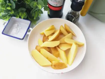 Make Black pepper baked fries step 1