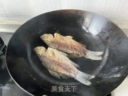 Make Ginger-snack fish soup step 1