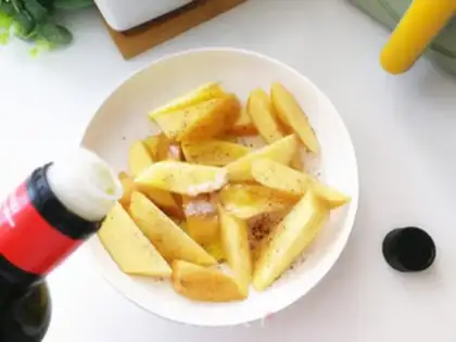 Make Black pepper baked fries step 2