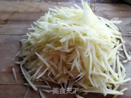 Make Shrimp leather potato pie step 1