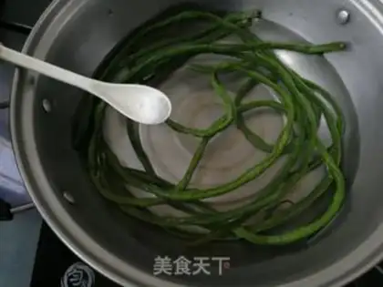 Make Soybeans fried eggs step 1