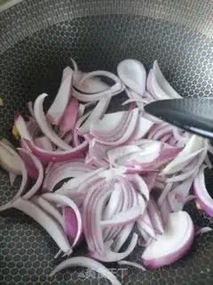 Make Onion fried eggs step 3