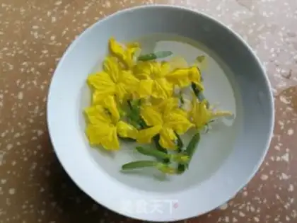 Make cucumber fried eggs step 1