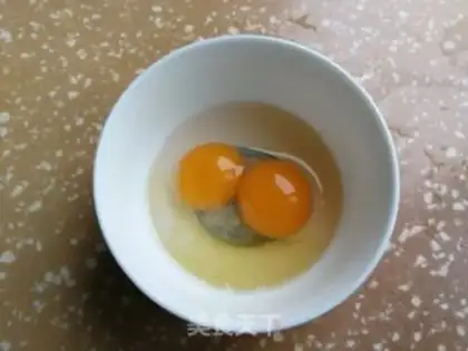 Make cucumber fried eggs step 2