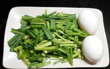 Make Eggs and garlic step 0