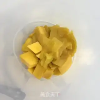 Make Mango milkshake step 1