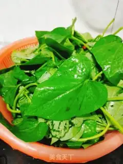 Make Clear the red potato leaves step 1